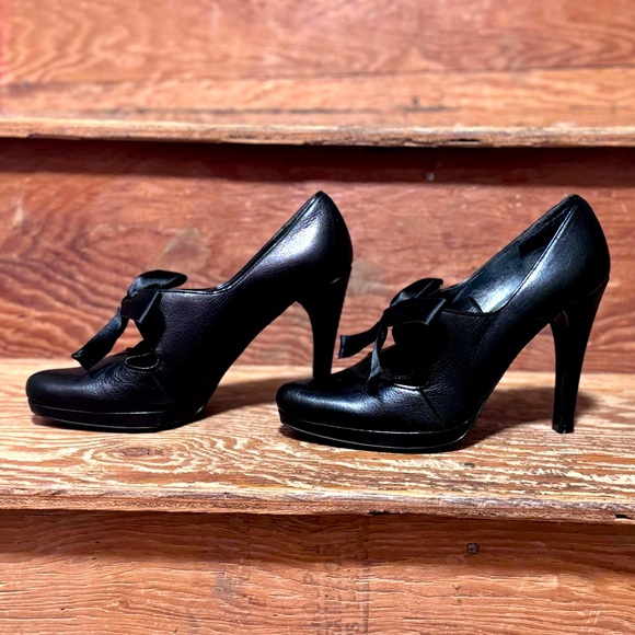 Black leather Stuart Wietzman pumps with bow, size 8 - Picture 3 of 5